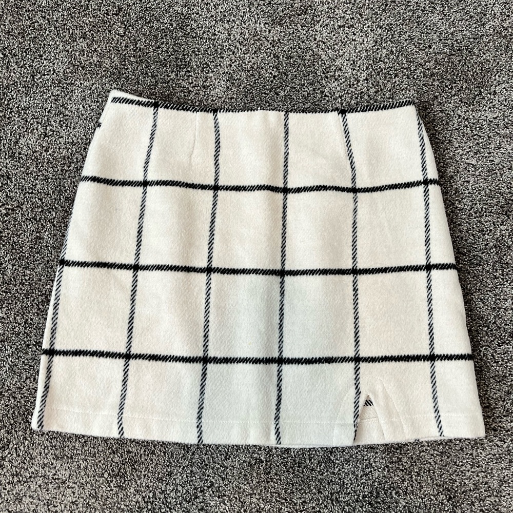 Super cute mini skirt!